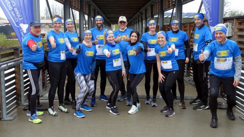 Eine Laufgruppe macht beim Lions Charity Run 2023 mit und posiert für ein Foto